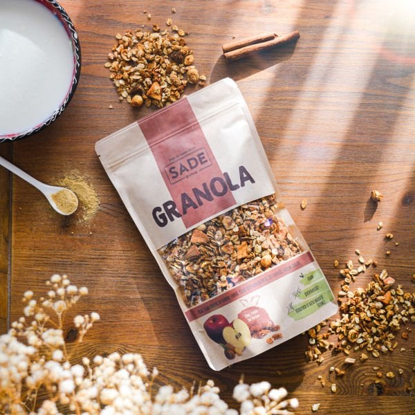 Sade Gurme Elma Dut Kurusu Fındıklı Granola 360 gr görseli.